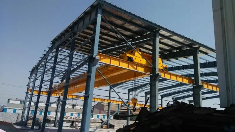 Steel building frame fitted with a double-girder EOT crane